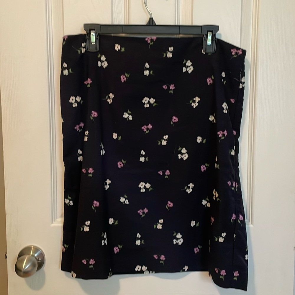 Cute skirt just above the knee